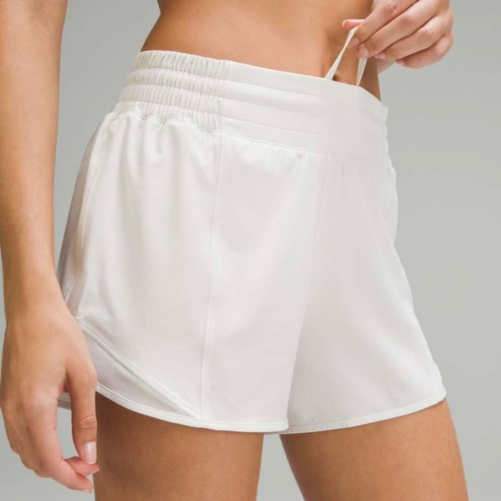 Lululemon sz 2 Hotty Hot High-Rise Lined Short 4" Bone off white great cond